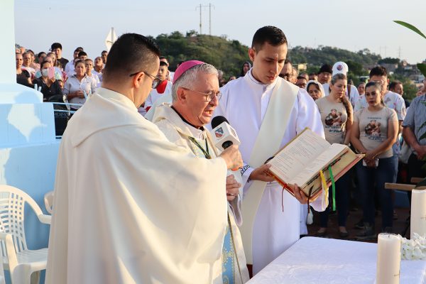 Los fieles bautizados peregrinan hacia el santuario de Nuestra Señora de Fátima